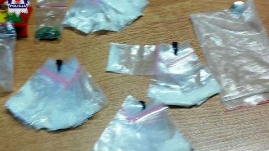 Wysypała biały proszek na stół. Właściciel lokalu wezwał policję