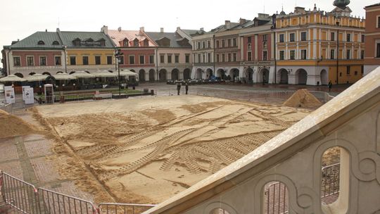 Wysypali tony piasku na rynku w Zamościu [zdjęcia]