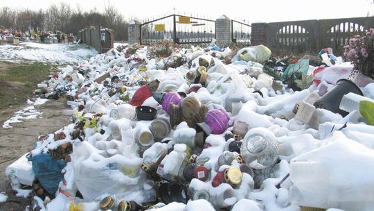 Wysypisko śmieci na cmentarzu, nikt ich nie wywozi. Proboszcz: Nasza parafia jest biedna