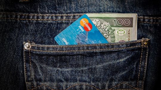 Wyszedł drzwiami, wrócił oknem, a pieniądze zniknęły 