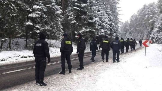 Wyszedł w klapkach i dresie, do tej pory nie wrócił. Ponad 100 osób szuka 79-latka