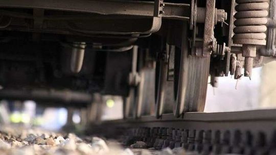 Wyszedł zza wagonów prosto pod pociąg. 62-latek zginął na miejscu