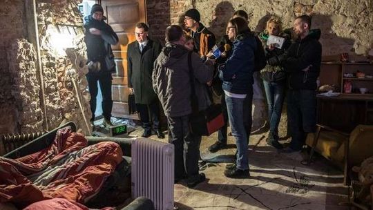 "Wyszłam z mieszkania, jak wróciłam robotnicy skuwali ściany". Dramat rodziny z dzieckiem trwa