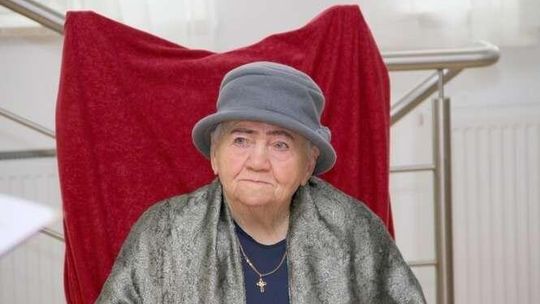 Wyszywa gobeliny od 60 lat