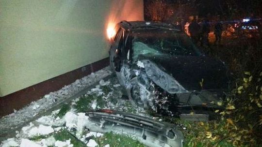 Wytyczno: 21-latek wjechał w dom swoim nowym fordem