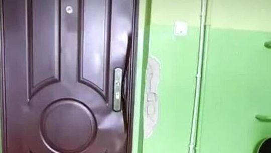 Wyważyli drzwi w mieszkaniu. Były policjant nie chciał dmuchać w alkomat