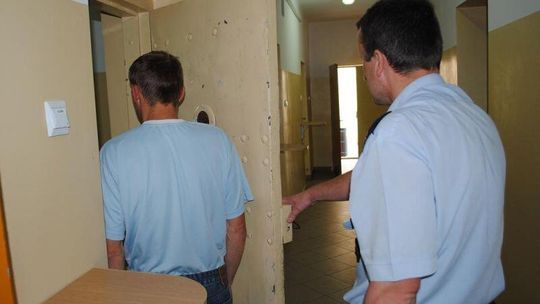 Wywieźli 26-latka do lasu i puścili nago. Bo plotkował o szefowej