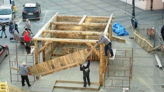 Wywieźli szopkę sprzed Ratusza i zdjęli dekoracje [zdjęcia]