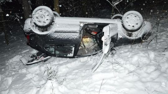 Wywłoczka: Zbyt szybka jazda skończyła się dachowaniem [zdjęcia]