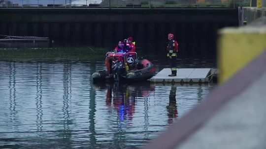 Wywrócony ponton na Wiśle. Trwają poszukiwania 39-letniego wędkarza