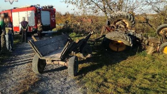 Wywrócony traktor i dwóch mężczyzn. Obaj kompletnie pijani