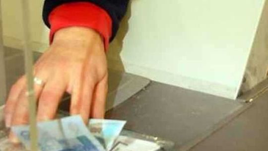 Wyznania kasjerów: Klienci taktują nas, jak bezmózgi i cyborgi