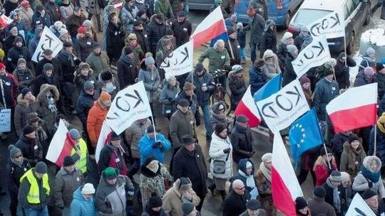 Wyzwiska, obelgi i anonimowe listy do KOD-owców. "Sąsiad splunął mi pod nogi"