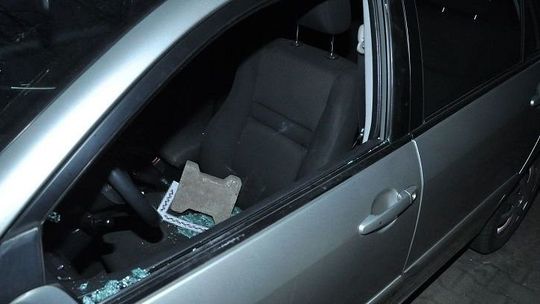 Wziął kostkę brukową i uszkodził samochód. Zrobił to, bo "pomylił pociągi"
