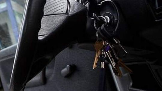 Wziął od ojca bmw i rozbił na drzewie