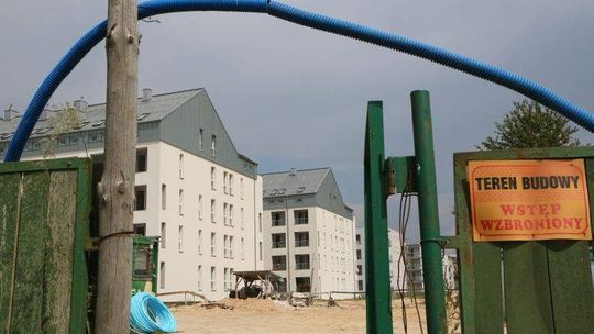 Wzięli kredyty, kupili mieszkania i czekają. Deweloper dokończy budowę?