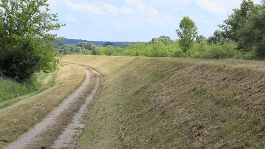 wał przeciwpowodziowy