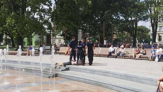 Wzywał diabła, przeklinał i kąpał się w fontannie. Akcja policji na pl. Litewskim w Lublinie [wideo]