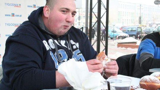 XII Mistrzostwa w Jedzeniu Pączków. Arek niepokonany (zdjęcia)