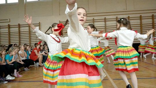 XII Przegląd Szkolnych Zespołów Tanecznych: Uczniowie na parkiecie (zdjęcia)