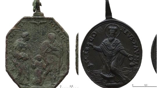 XVIII-wieczne medaliki znalezione w Niedrzwicy Dużej