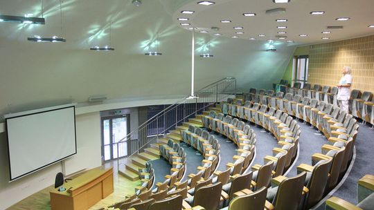 XXI wiek pożarł historię, czyli jak oszpecono aulę okulistyki przy Chmielnej