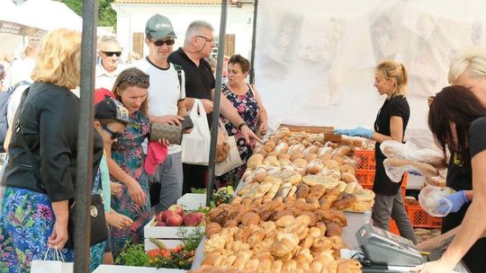 XXII Lubelskie Święto Chleba w skansenie. Chętnych na świeże pieczywo nie brakuje [zdjęcia]