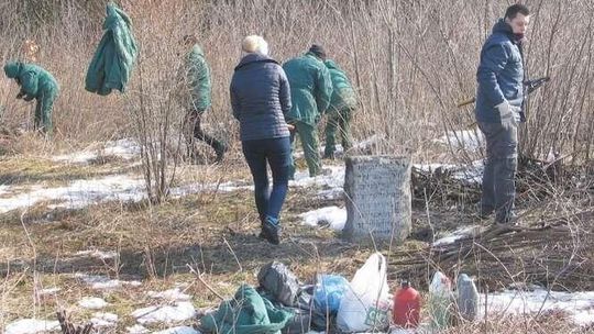 Z chaszczy wyjrzały zabytkowe macewy. Kto będzie się zajmował kirkutem?