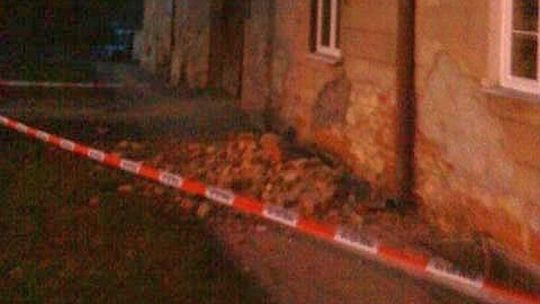 Z dawnej karczmy odpadł wielki kawałek gzymsu