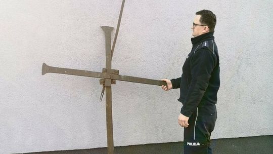 Z dwumetrowym krzyżem na rowerze. Ukradł i nie chciał oddać