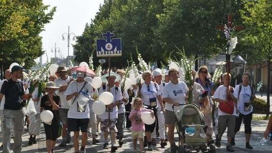 Z dziećmi na pielgrzymkę do Częstochowy: "Wszyscy chcieli pomagać w pchaniu wózków"