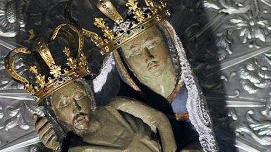 Z figur Matki Bożej i Jezusa spadły korony. Dominikanie: to znak
