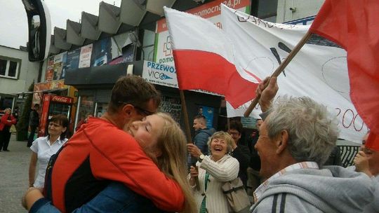 Z Garbowa do Rzymu. Na rowerze przejechał ponad 2 tys. km. Gorące przywitanie na dworcu