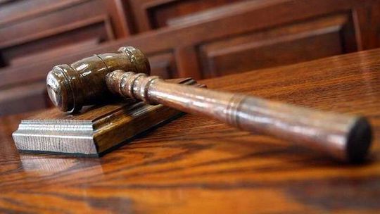 Z gumką myszką po większy spadek. Urzędniczka stanie przed sądem