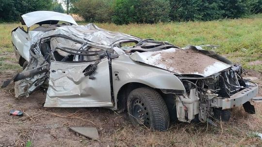 Z impetem uderzył w drzewo. Kierowca zginął na miejscu