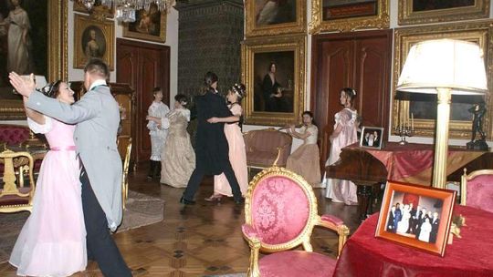 Z Indii do Kozłówki. Ekipa filmowa przyjeżdża do muzeum