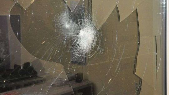 Z kijem bejsbolowym chodził po mieście i wybijał szyby. Jak się tłumaczył? 