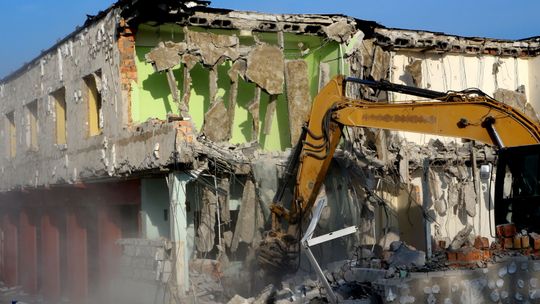 Z komendy straży pożarnej w Puławach już niewiele zostało [zdjęcia, wideo]