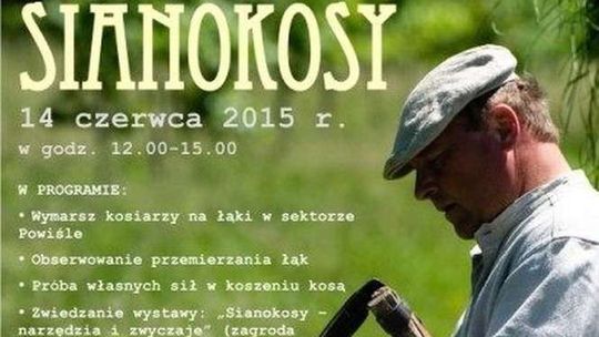 Z kosą i grabiami w skansenie