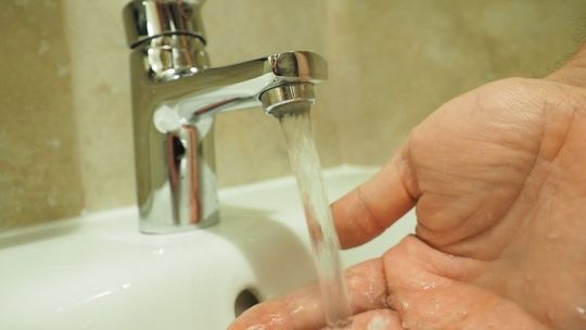 Z kranów w Puławach leci brązowa woda? Spółki komunalne umywają ręce