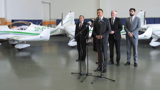 Z Mielca na szkolne lotnisko w Depułtyczach Królewskich. PWSZ Chełm z nowymi samolotami