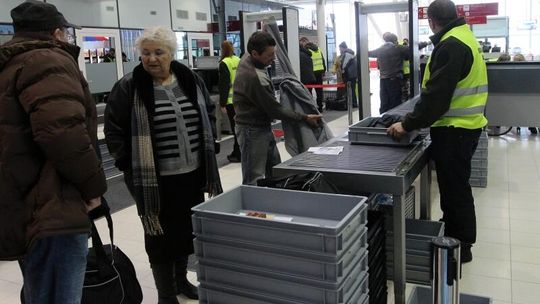 Z nożem i bombą na lotnisko. ULC przyznaje: Była kontrola