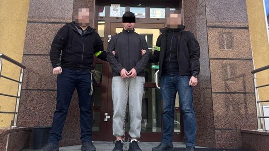 Zatrzymany w kajdankach w asyście policjantów