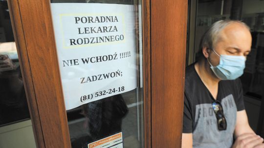 Z objawami zakażenia koronawirusem pacjent przyjdzie do przychodni. Nowa strategia