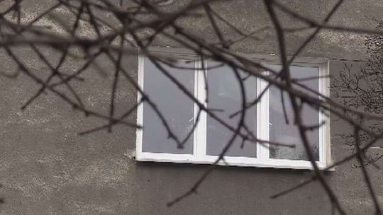 Z okna strzelali z wiatrówki do przechodniów. Mężczyzna walczy o życie