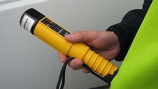 Z opuszczonym pługiem przejechał przez wieś