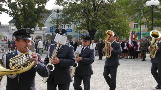 Z paradą i orkiestrą