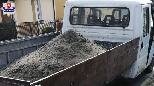 Z piachem na budowę, ale bez opony. Jak zareagował kierowca?