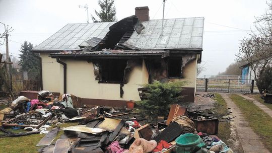 Z płonącego domu uciekały w środku nocy. Teraz zostały bez dachu nad głową