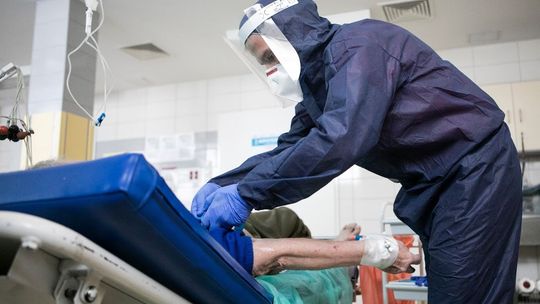 Z powodu koronawirusa w szpitalach 6538 osób. Pod respiratorami już 508